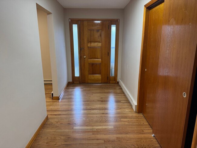 Building Photo - Stunning 3-bedroom, 3-bathroom single family home