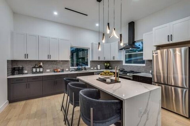 Building Photo - Stunning 3BR  3.5 Bath Townhome in Dallas