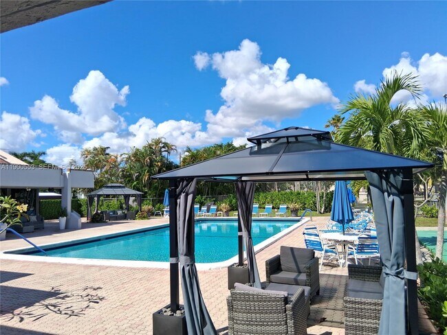 Building Photo - 2571 Aragon Blvd