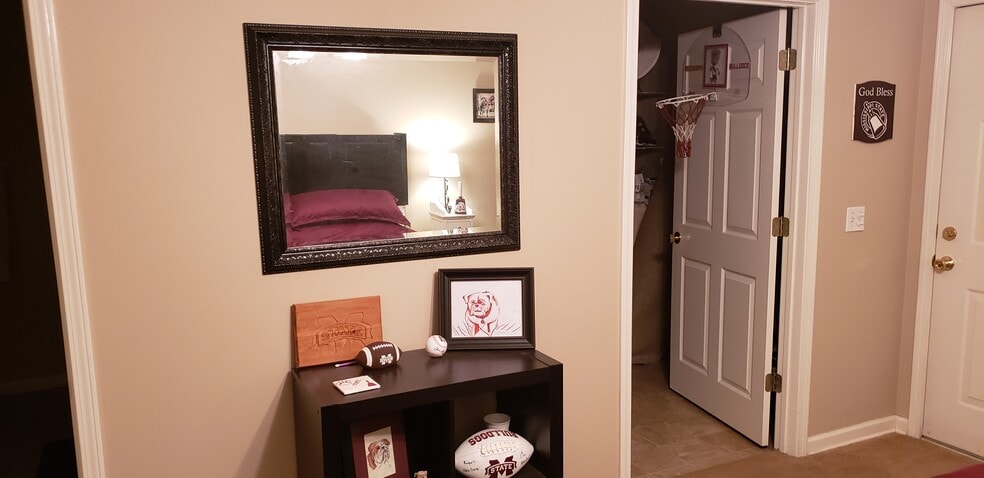 Building Photo - 1064 N Montgomery St