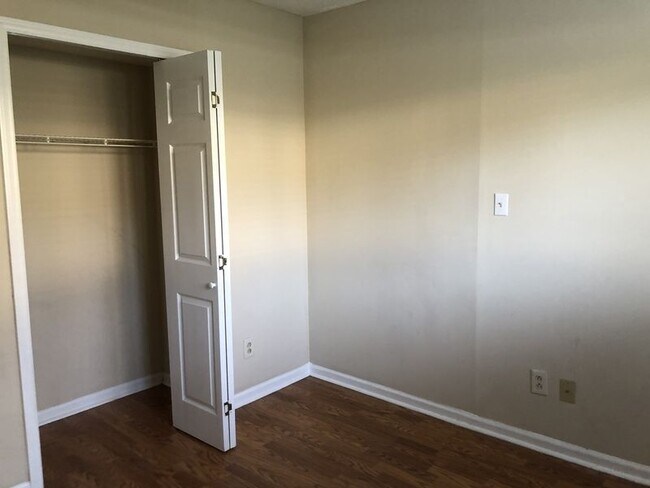 Building Photo - Move in ready