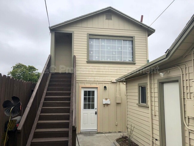 Building Photo - 1533 Noche Buena St