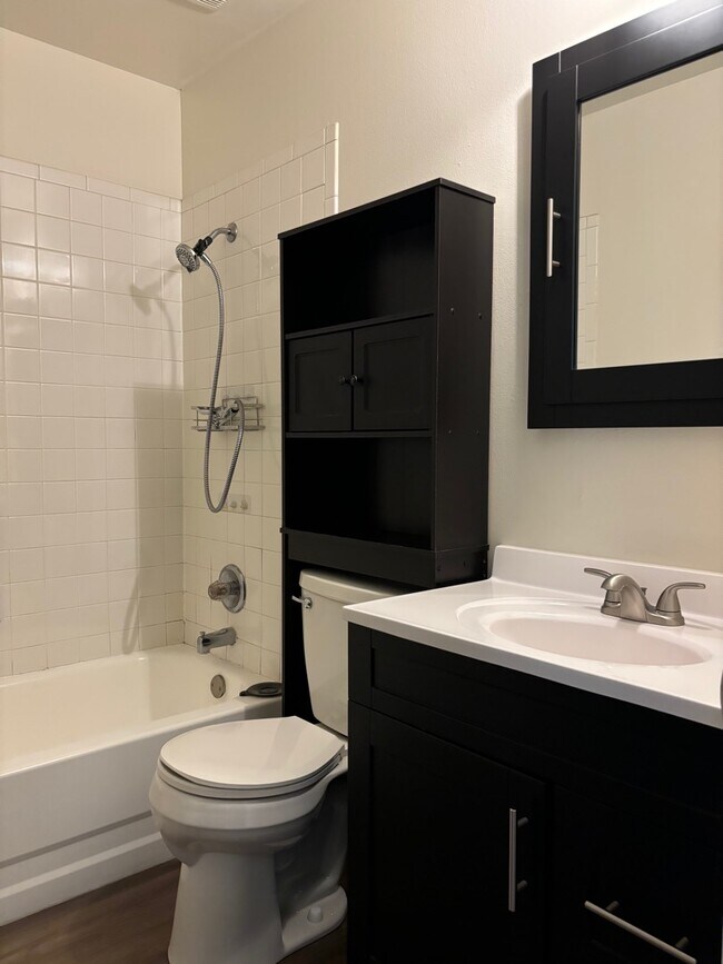 Building Photo - 935 Herold Ave