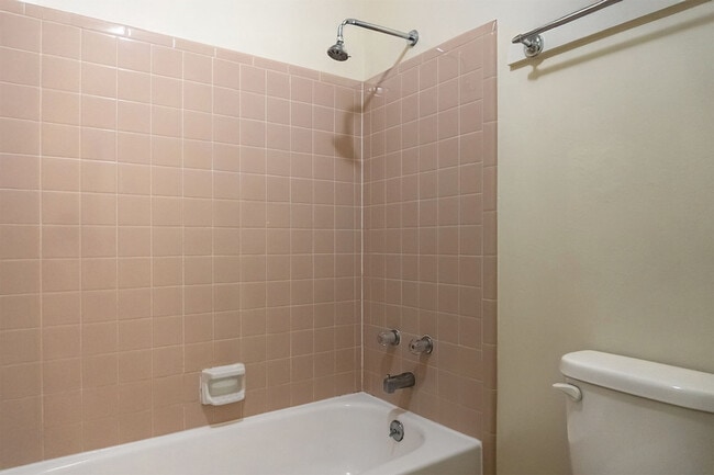 Building Photo - 1550 Live Oak Dr