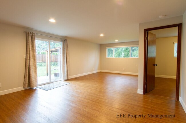 Building Photo - Bellevue Home in Phanton lake Area