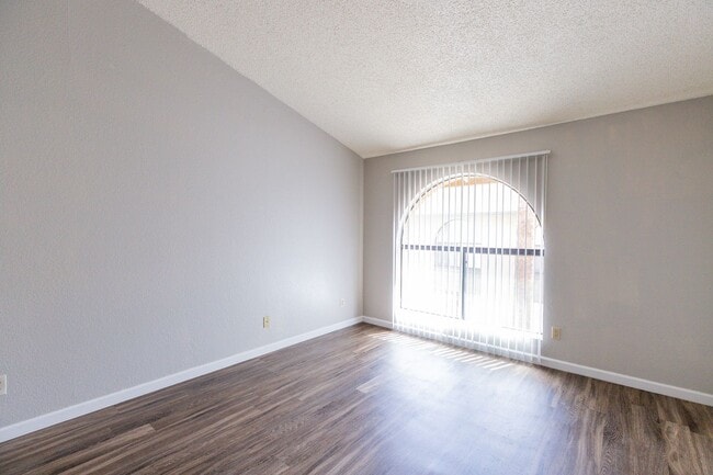 Building Photo - Beautiful 2 bedroom 2 bathroom with private patio in Glendale!