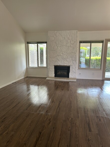 Building Photo - 1128 La Casa Ln