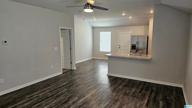 Building Photo - 307 Amber Ave