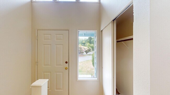 Building Photo - Charming Condo in the Heart of Oak Harbor!...