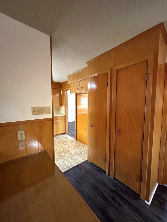 Building Photo - 1902 Gillette St