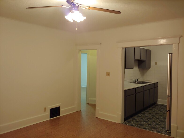 Living room - 704 S Broadway Ave