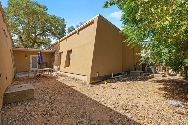 Building Photo - Walk to campus, Walk downtown, Shared Fenced Yard and Courtyard, Flat Rate Utilities!