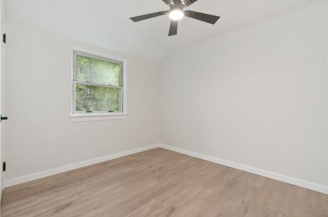 Building Photo - New 2 Bed/1 Bathroom Renovation in Swissvale!