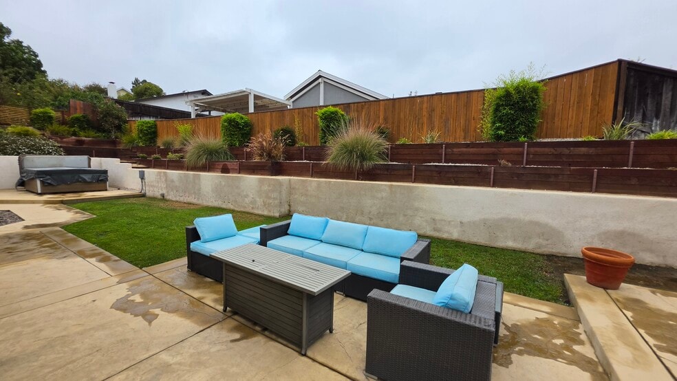 Entertainer's backyard. - 3078 Saddleback Ct