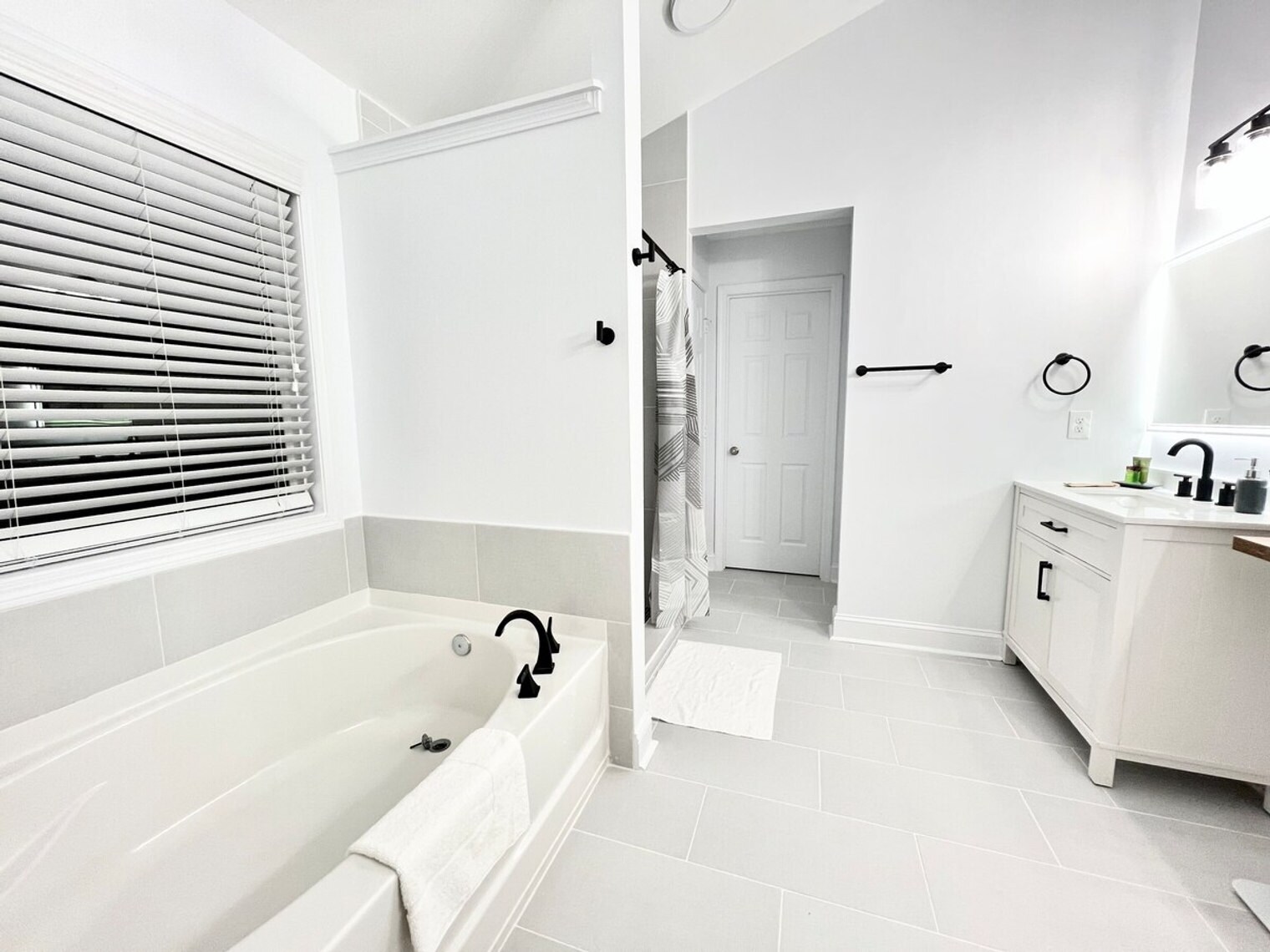 Building Photo - 6009 Mock Ives Ct NE