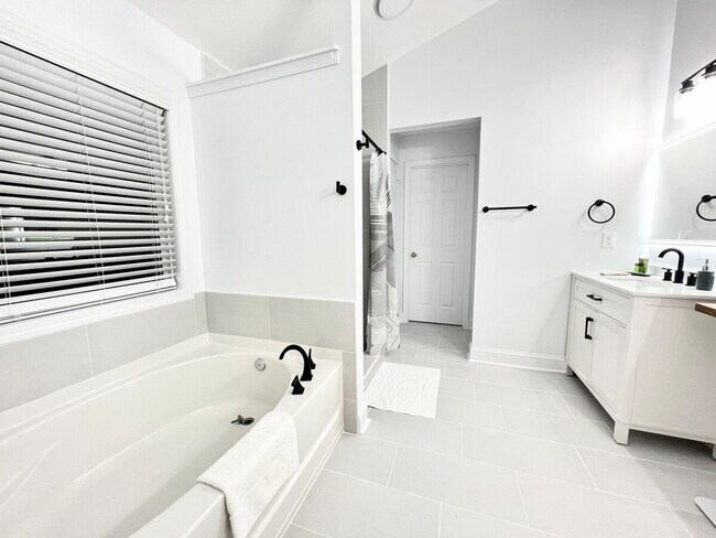 Building Photo - 6009 Mock Ives Ct NE