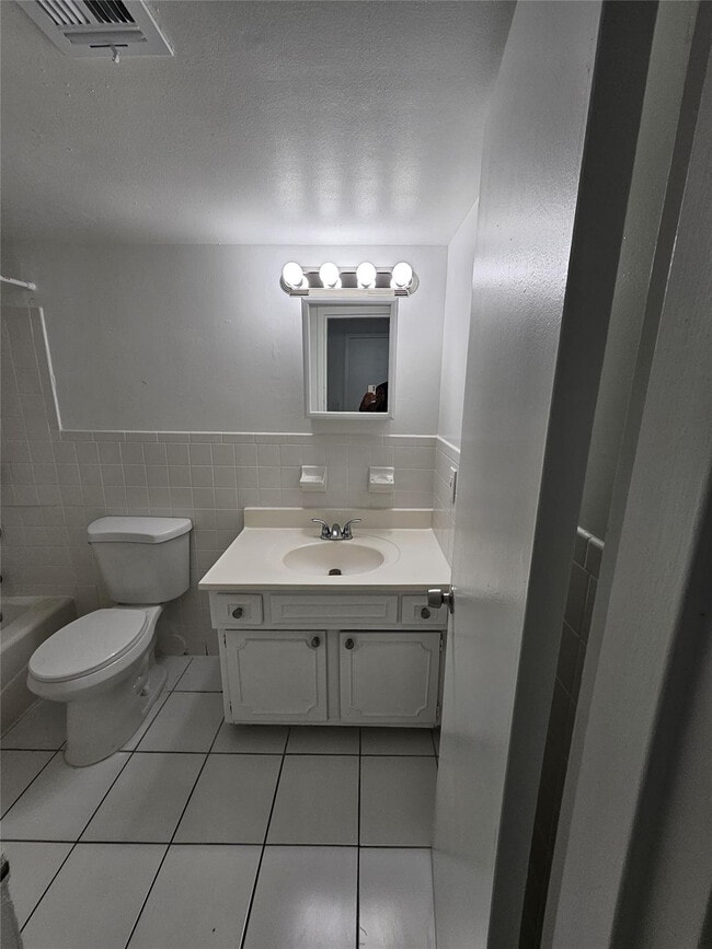 Building Photo - 1150 NE 17th Ct