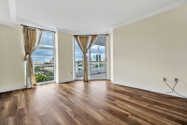 Building Photo - 401 SW 4th Ave