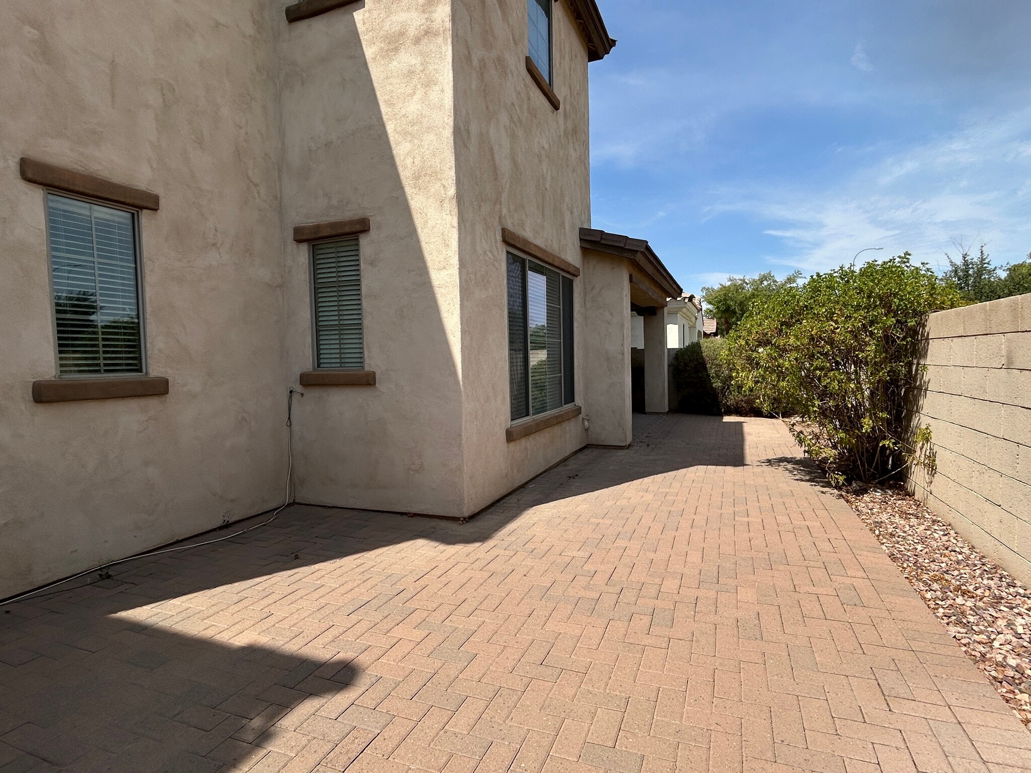 Building Photo - 300 W Wisteria Pl
