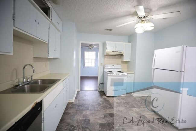 Building Photo - 3-bedroom, 1 bath house!!!