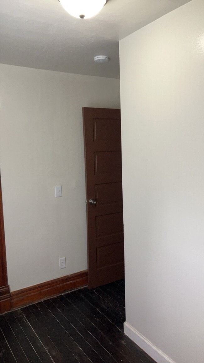 Building Photo - 123 Park Dr
