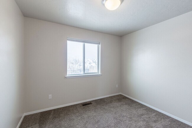 Building Photo - 3 bed 2 bath home