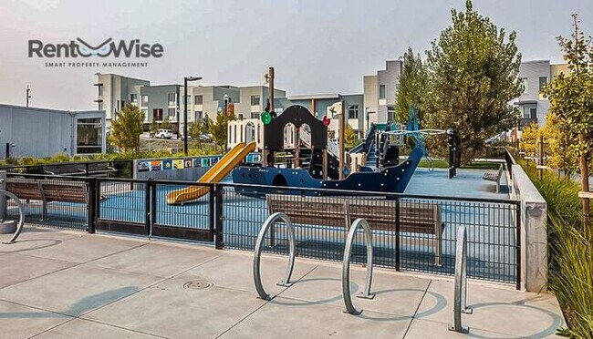 Building Photo - 451 Donahue St