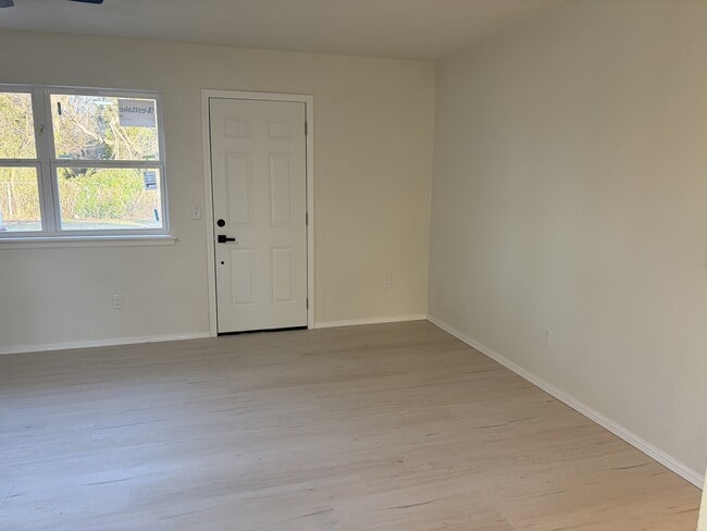 Building Photo - 272 Echo Ln