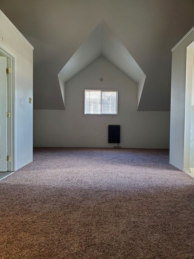 Building Photo - Large 1 Bedroom Home