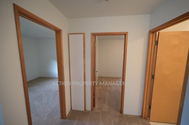 Building Photo - 2 bed, 2 bath, 1 car garage- water, sewer and yard care included!