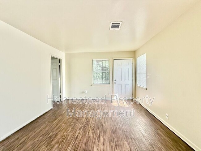 Building Photo - 444 1/2 E Babb Dr