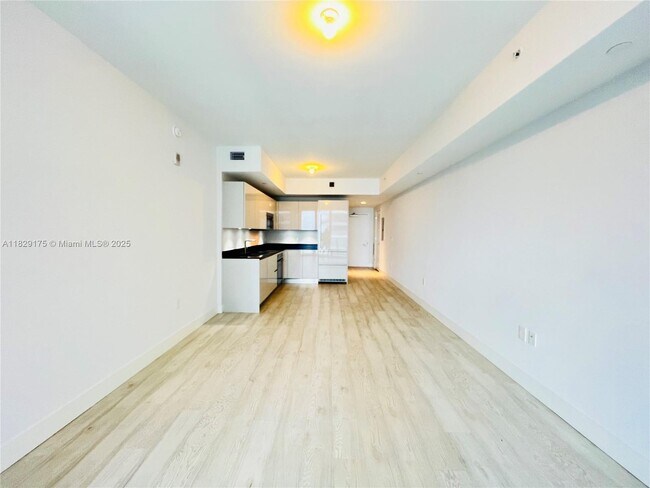 Building Photo - 1010 Brickell Ave