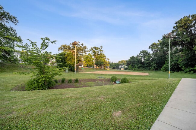 Building Photo - RENOVATED TOWNHOME WITH DECK BY METRO