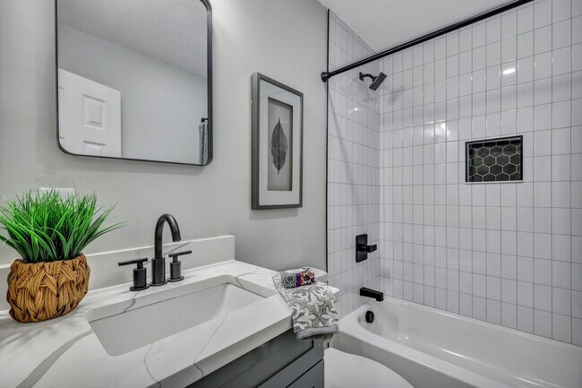 Building Photo - 828 Longbranch Dr