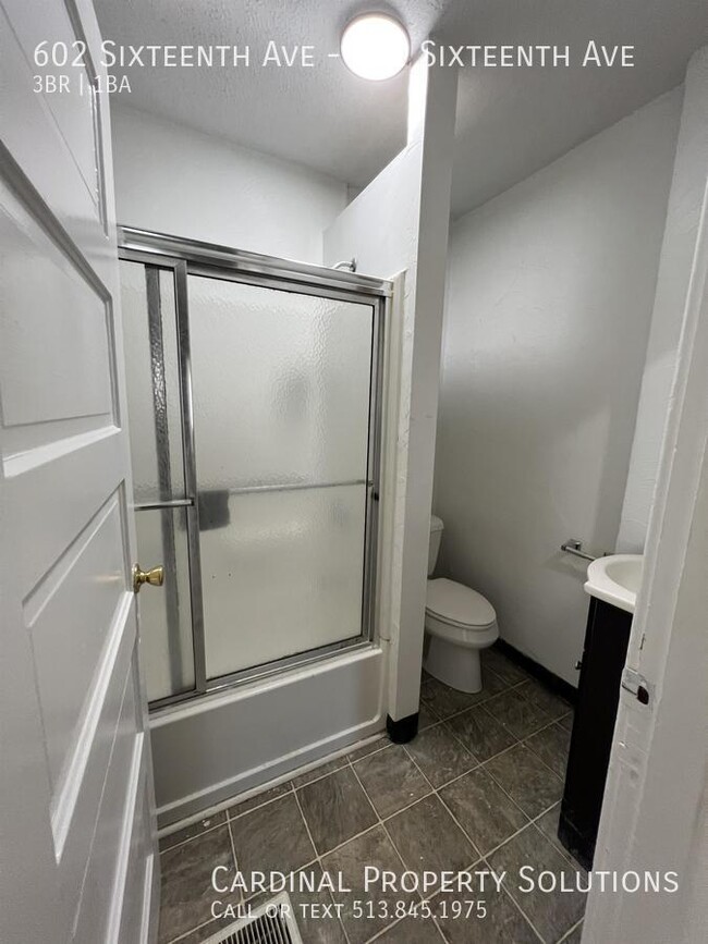 Building Photo - Spacious 3 Bedroom Townhome with 2 Full Ba...