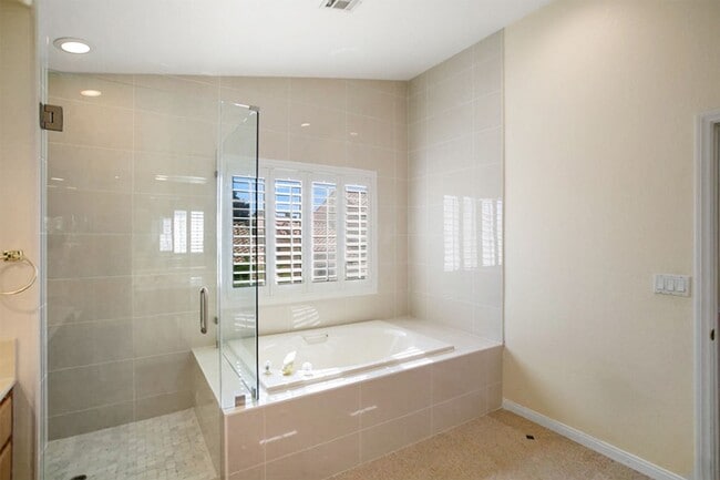 Building Photo - 2120 Waterbury Ln