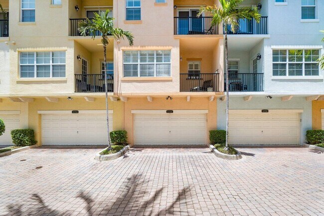 Building Photo - 11756 Valencia Gardens Ave