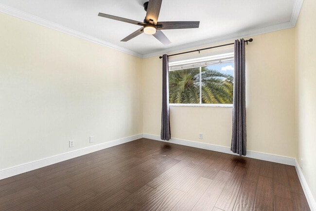 Building Photo - 1325 Camellia Cir