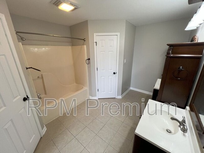 Building Photo - 522 Fawn Lake Dr