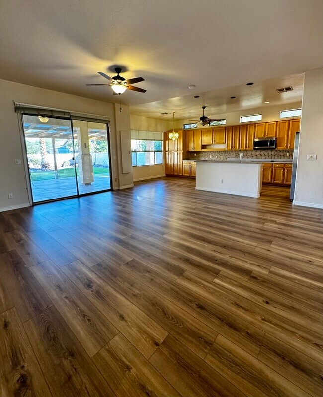 Building Photo - FOR RENT