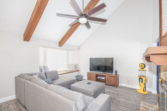 Building Photo - Large 3 bed 2 bath home with fenced backyard