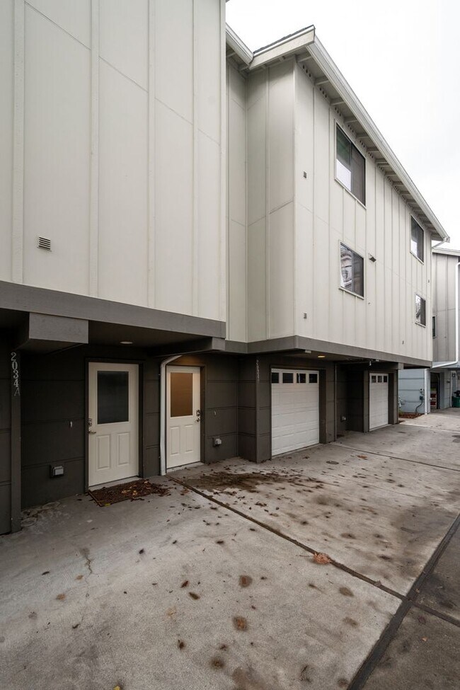 Building Photo - Modern & Spacious 2+ Bedroom/3.25 Bath Vie...