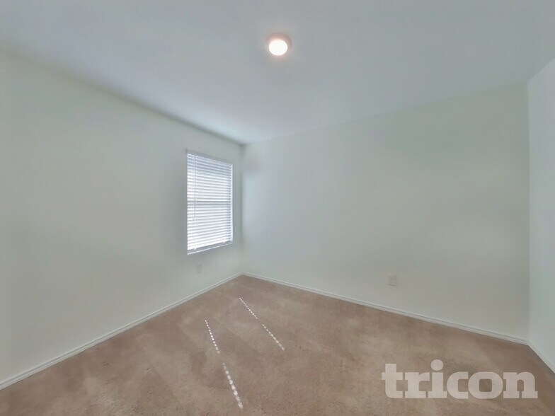 Building Photo - 5715 Vista Point