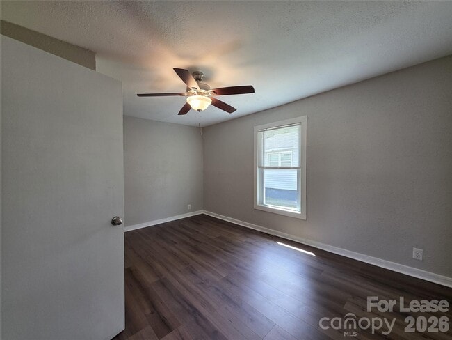 Building Photo - 337 Fox St SW