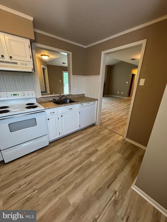 Building Photo - 906 Mews Dr