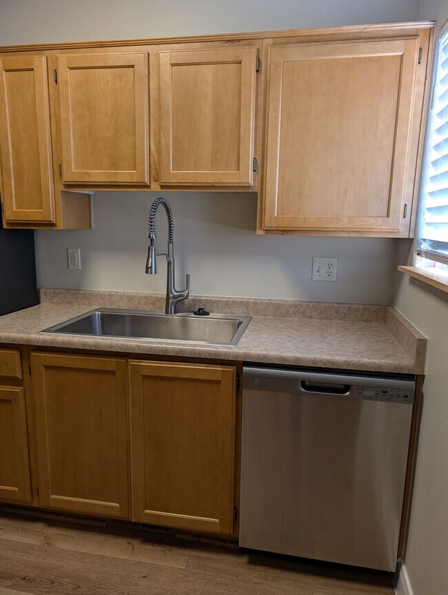 Building Photo - Super clean and upgraded 2 bed condo in Washington