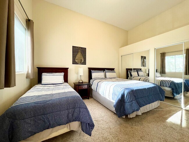 Building Photo - CHARMING FURNISHED OR UNFURNISHED  2BD/2BA CONDO IN HENDERSON! W/ COMMUNITY POOL