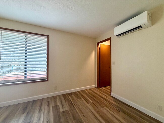 Building Photo - 3 Bed 1.5 Bath Townhouse In Garden Home~ A/C~ Wood Burning Fireplace~ Washer/Dryer Hook-Ups~ Off ...