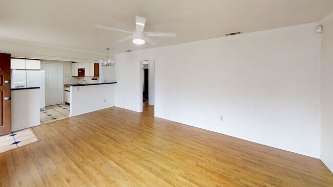 Building Photo - 3BD/2BA, Large Rooms, Patio!