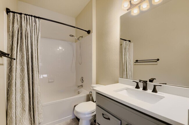 Building Photo - Charming 2 bedroom/ 2-bathroom ground floor- Great location - 1 car garage! Move in now get July ...